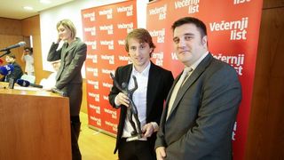 Luki Modriću u dječjoj bolnici u Klaićevoj uručena nagrada nogometaša godine, Photo: Petar Glebov/PIXSELL Luki Modriću u dječjoj bolnici u Klaićevoj uručena nagrada nogometaša godine, Photo: Petar Glebov/PIXSELL