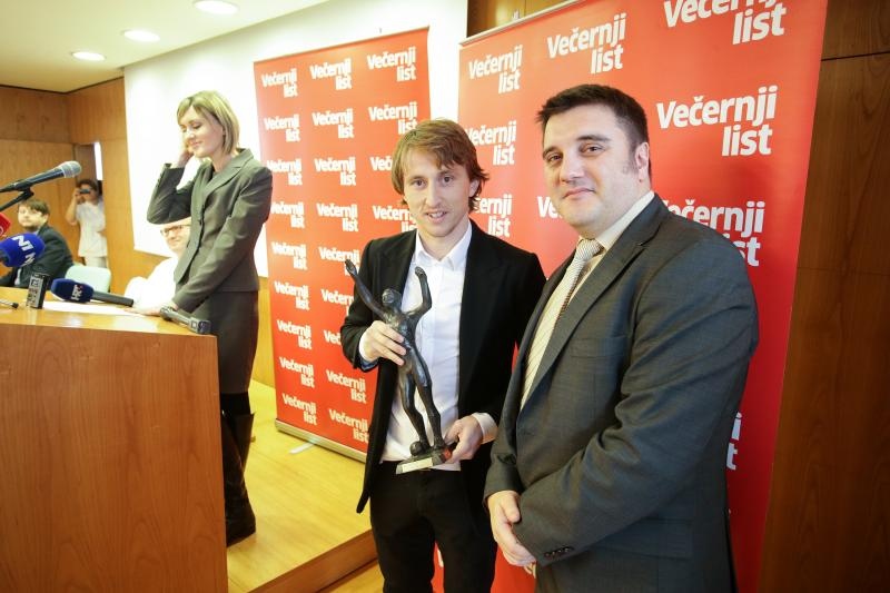 Luki Modriću u dječjoj bolnici u Klaićevoj uručena nagrada nogometaša godine, Photo: Petar Glebov/PIXSELL Luki Modriću u dječjoj bolnici u Klaićevoj uručena nagrada nogometaša godine, Photo: Petar Glebov/PIXSELL