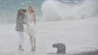 Tijekom snimanja reklamne kampanje valovi doslovno “okupali” manekenku na zadarskoj rivi