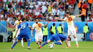 U dvoboju zadnjeg, 3. kola D skupine EURA u Bordeauxu igraju nogometaši Hrvatske i Španjolske (1-1).   Pred 40.000 gledatelja na stadionu Matmut Atlantic sudi Bjorn Kuipers.    Strijelci: 0-1 Morata (7), 1-1 Kalinić (45)
