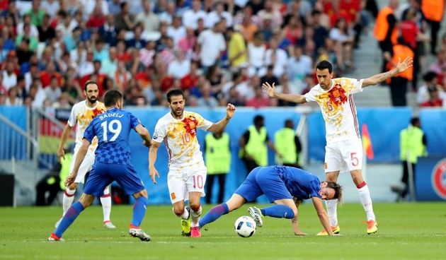 U dvoboju zadnjeg, 3. kola D skupine EURA u Bordeauxu igraju nogometaši Hrvatske i Španjolske (1-1).   Pred 40.000 gledatelja na stadionu Matmut Atlantic sudi Bjorn Kuipers.    Strijelci: 0-1 Morata (7), 1-1 Kalinić (45)