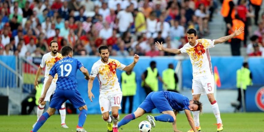 U dvoboju zadnjeg, 3. kola D skupine EURA u Bordeauxu igraju nogometaši Hrvatske i Španjolske (1-1). Pred 40.000 gledatelja na stadionu Matmut Atlantic sudi Bjorn Kuipers. Strijelci: 0-1 Morata (7), 1-1 Kalinić (45) U dvoboju zadnjeg, 3. kola D skupine EURA u Bordeauxu igraju nogometaši Hrvatske i Španjolske (1-1). Pred 40.000 gledatelja na stadionu Matmut Atlantic sudi Bjorn Kuipers. Strijelci: 0-1 Morata (7), 1-1 Kalinić (45)