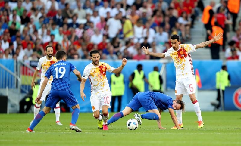 U dvoboju zadnjeg, 3. kola D skupine EURA u Bordeauxu igraju nogometaši Hrvatske i Španjolske (1-1).   Pred 40.000 gledatelja na stadionu Matmut Atlantic sudi Bjorn Kuipers.    Strijelci: 0-1 Morata (7), 1-1 Kalinić (45)