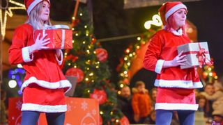 Sv. Nikola s Krampusom i Vilenjakom zabavljao djecu od Kampo Kaštela do Trga Petra Zoranića Sv. Nikola s Krampusom i Vilenjakom zabavljao djecu od Kampo Kaštela do Trga Petra Zoranića