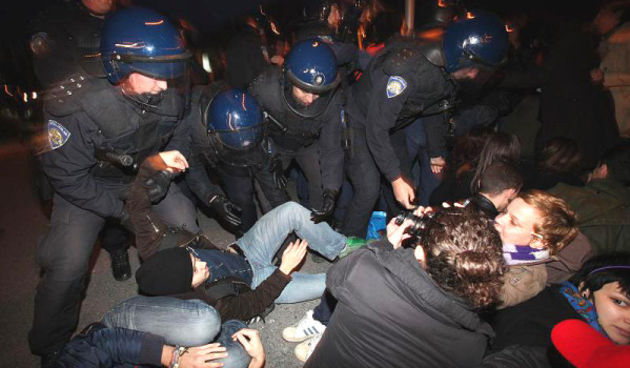 Interventna policija odnosila studente (Foto: Dnevnik.hr/Pixel)