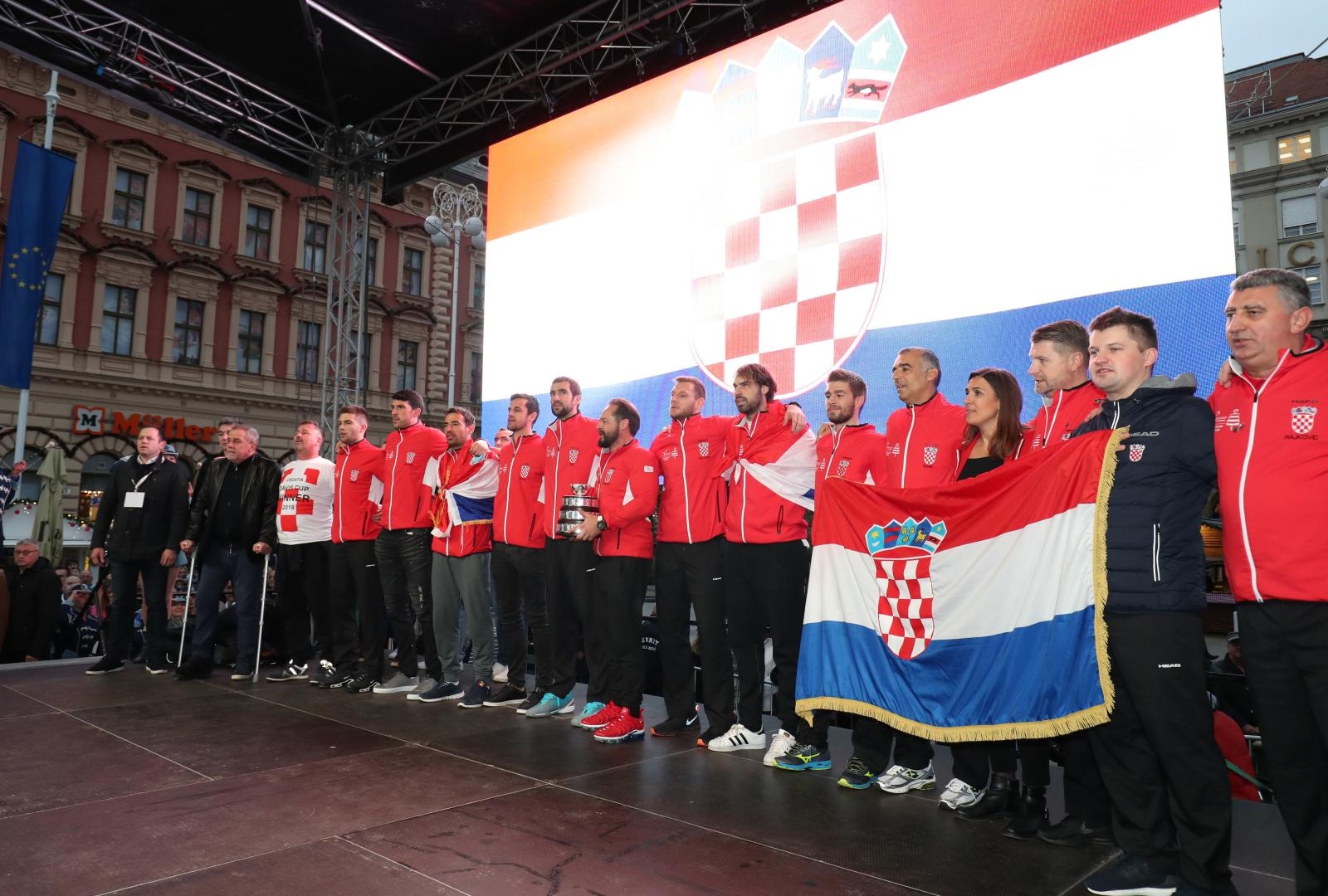 Zlatne tenisače na Trgu bana Josipa Jelačića dočekale tisuće navijača Zlatne tenisače na Trgu bana Josipa Jelačića dočekale tisuće navijača