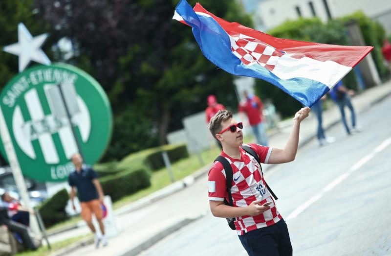 Hrvatski navijači okupirali Saint-Etienne pred utakmicu između Hrvatske i Češke. Photo: Sanjin Strukić/PIXSELL