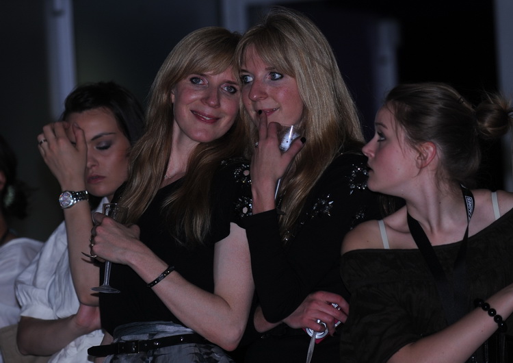 Zagreb,  2005 11.
15. tjedan mode poceo je u Hypo centru . Na Dreft Fashion Weeku, za sezonu jesen/zima 2011/2012. koji se odrzava od 19. do 21. svibnja u Hypo centru biti ce prezentirani podjednako hrvatski i inozemni dizajneri. 
Na slici:  Backstage FEL