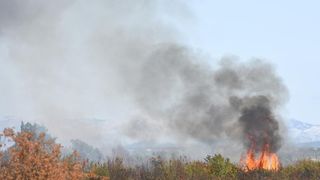 Pristeg: Veliki požar nošen burom približava se kućama, čuju se i detonacije mina