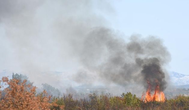 Pristeg: Veliki požar nošen burom približava se kućama, čuju se i detonacije mina