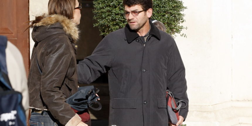 Novinarka Voxa u pokušaju dobivanja informacije od brata pokojnog Rajka Loze, Foto: Jure Mišković / CROPIX Novinarka Voxa u pokušaju dobivanja informacije od brata pokojnog Rajka Loze, Foto: Jure Mišković / CROPIX