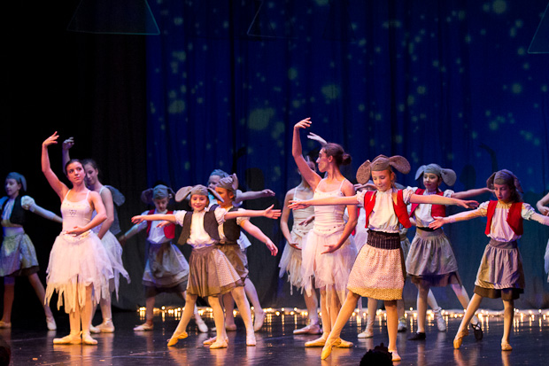 Plesna čestitka Zadarskog plesnog ansambla, Foto: Leo Banić Plesna čestitka Zadarskog plesnog ansambla, Foto: Leo Banić