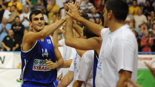 Zadar, 230912
Dvorana Jazine.
Humanitarna utakmica “Za Stephanie smo vratili kosarku u Jazine” na kojoj su nastupile brojne bivse zvijezde KK Zadra poput Dina Radje, Arijana Komazeca, Gordana Giriceka i drugih.
Na fotografiji: mlada nada Dario Saric
Foto Zadar, 230912
Dvorana Jazine.
Humanitarna utakmica “Za Stephanie smo vratili kosarku u Jazine” na kojoj su nastupile brojne bivse zvijezde KK Zadra poput Dina Radje, Arijana Komazeca, Gordana Giriceka i drugih.
Na fotografiji: mlada nada Dario Saric
Foto