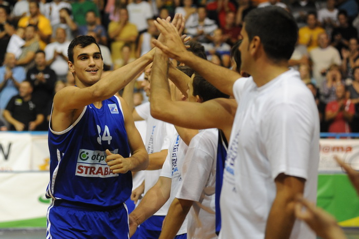 Zadar, 230912
Dvorana Jazine.
Humanitarna utakmica “Za Stephanie smo vratili kosarku u Jazine” na kojoj su nastupile brojne bivse zvijezde KK Zadra poput Dina Radje, Arijana Komazeca, Gordana Giriceka i drugih.
Na fotografiji: mlada nada Dario Saric
Foto Zadar, 230912
Dvorana Jazine.
Humanitarna utakmica “Za Stephanie smo vratili kosarku u Jazine” na kojoj su nastupile brojne bivse zvijezde KK Zadra poput Dina Radje, Arijana Komazeca, Gordana Giriceka i drugih.
Na fotografiji: mlada nada Dario Saric
Foto