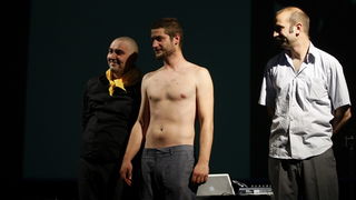 Zadar, 250510
Glazbeni performance EU Pionir u kinu Pobjeda – ironiziranje slijepe odanosti projektu ulaska u EU. Sudjelovali su Jure Aras i Boris Kadin.
Foto: Jure Miskovic / CROPIX