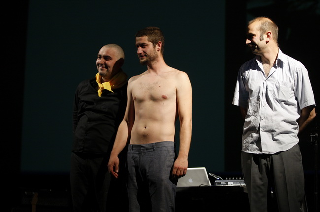 Zadar, 250510
Glazbeni performance EU Pionir u kinu Pobjeda – ironiziranje slijepe odanosti projektu ulaska u EU. Sudjelovali su Jure Aras i Boris Kadin.
Foto: Jure Miskovic / CROPIX