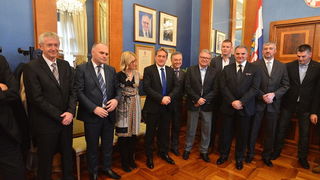 Gradonačelnik Kalmeta primio obitelj Ćosić i sudionike završnice Krešinog Kupa Gradonačelnik Kalmeta primio obitelj Ćosić i sudionike završnice Krešinog Kupa