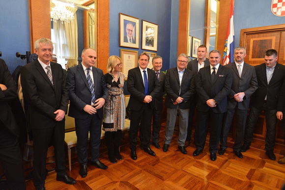 Gradonačelnik Kalmeta primio obitelj Ćosić i sudionike završnice Krešinog Kupa Gradonačelnik Kalmeta primio obitelj Ćosić i sudionike završnice Krešinog Kupa