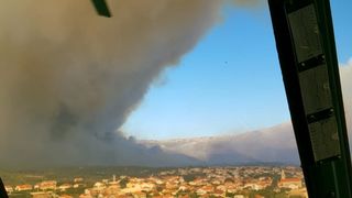 Zračne snage i vojnici gase veliki požar na Pelješcu