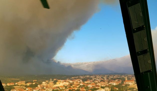 Zračne snage i vojnici gase veliki požar na Pelješcu