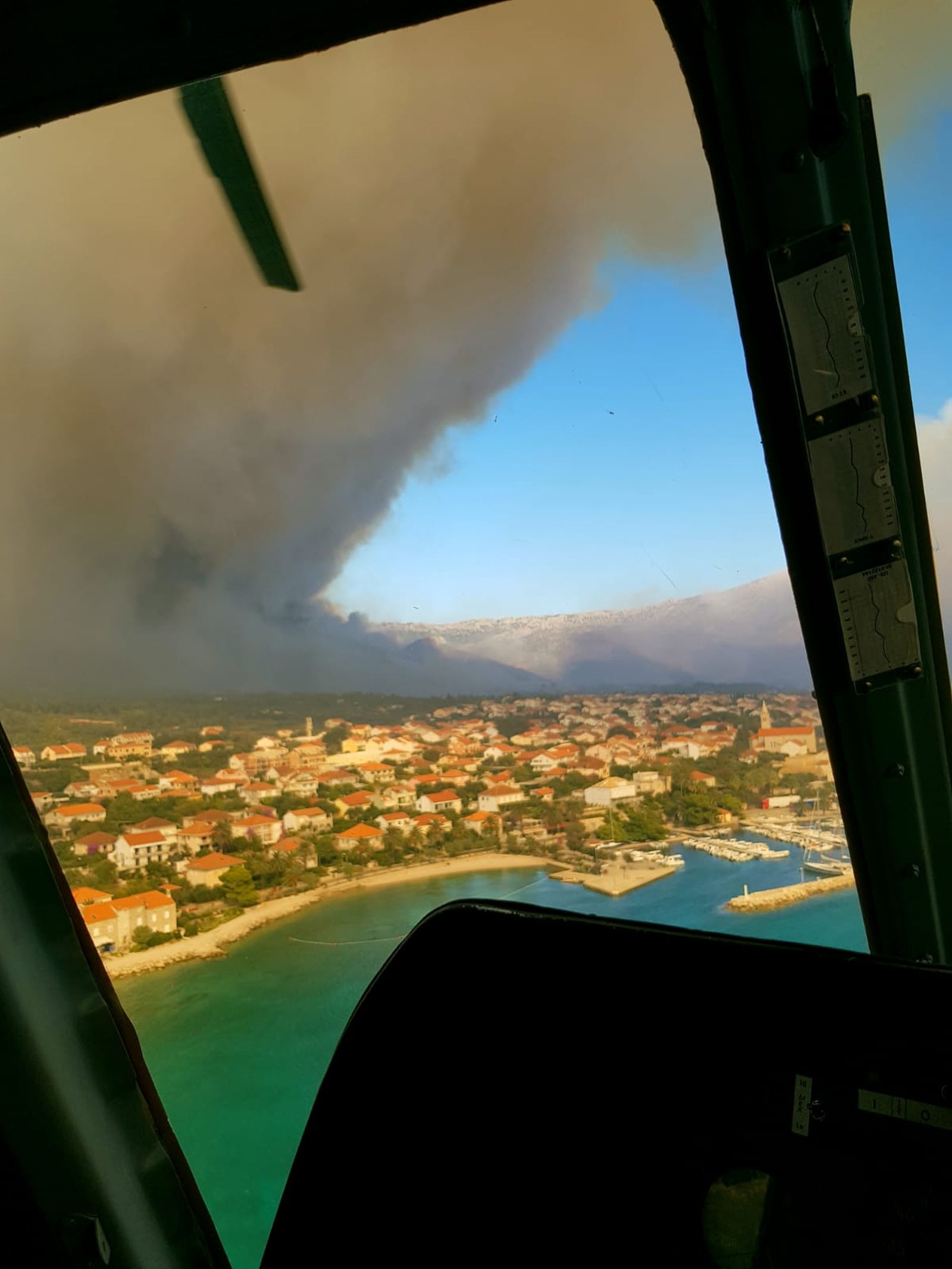 Zračne snage i vojnici gase veliki požar na Pelješcu