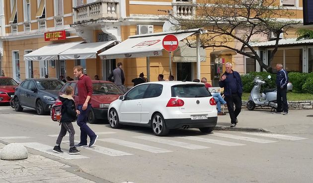 Golf parkiran na pješačkom prelazu u suprotnom smjeru