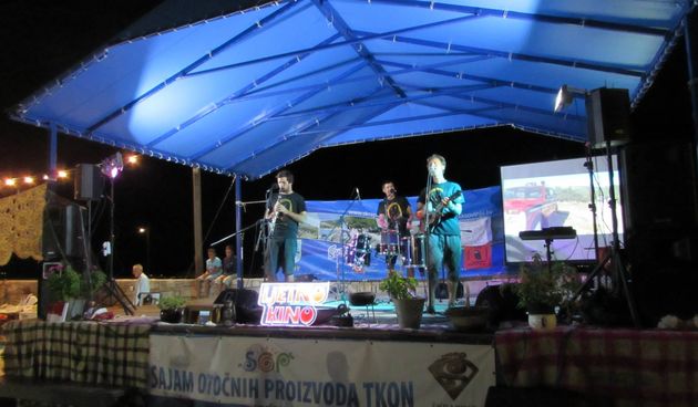 U Tkonu održan Sajam otočnih proizvoda, uprizorenje predstave uz nastup grupe “Ljetno Kino”