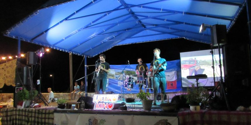 U Tkonu održan Sajam otočnih proizvoda, uprizorenje predstave uz nastup grupe “Ljetno Kino”