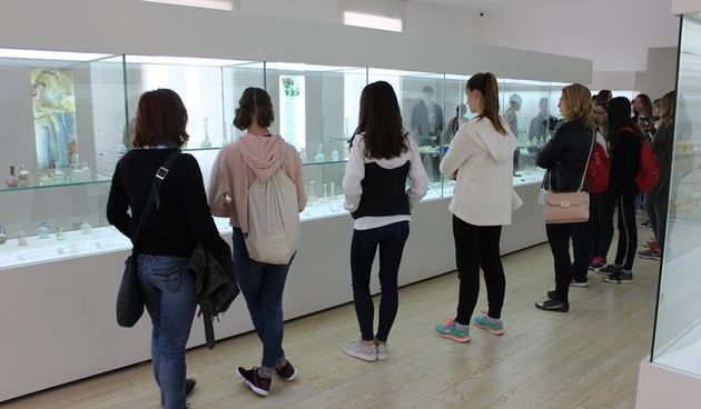Muzej antičkog stakla ugostio je učenike OŠ Bartula Kašića u sklopu Erasmus plus projekta Flip and movie. Projekt kod djece provodit medijsko opismenjavanje, tj. stjecanje znanja, vještina i kompetencija potrebnih kako bi mogli interpretirati medije i stv