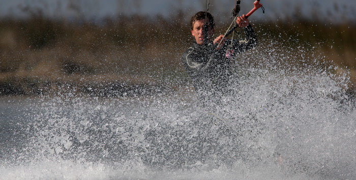 Zadar, 050411.
Nekoliko surfera iskoristilo je buru i suncan  dan za surfanje na plazi Zdrijac u Ninu.
Foto: Vladimir Ivanov / CROPIX