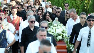 Posljednji ispraćaj Olivera Dragojevića na groblju Sveti Roko u Veloj Luci Posljednji ispraćaj Olivera Dragojevića na groblju Sveti Roko u Veloj Luci