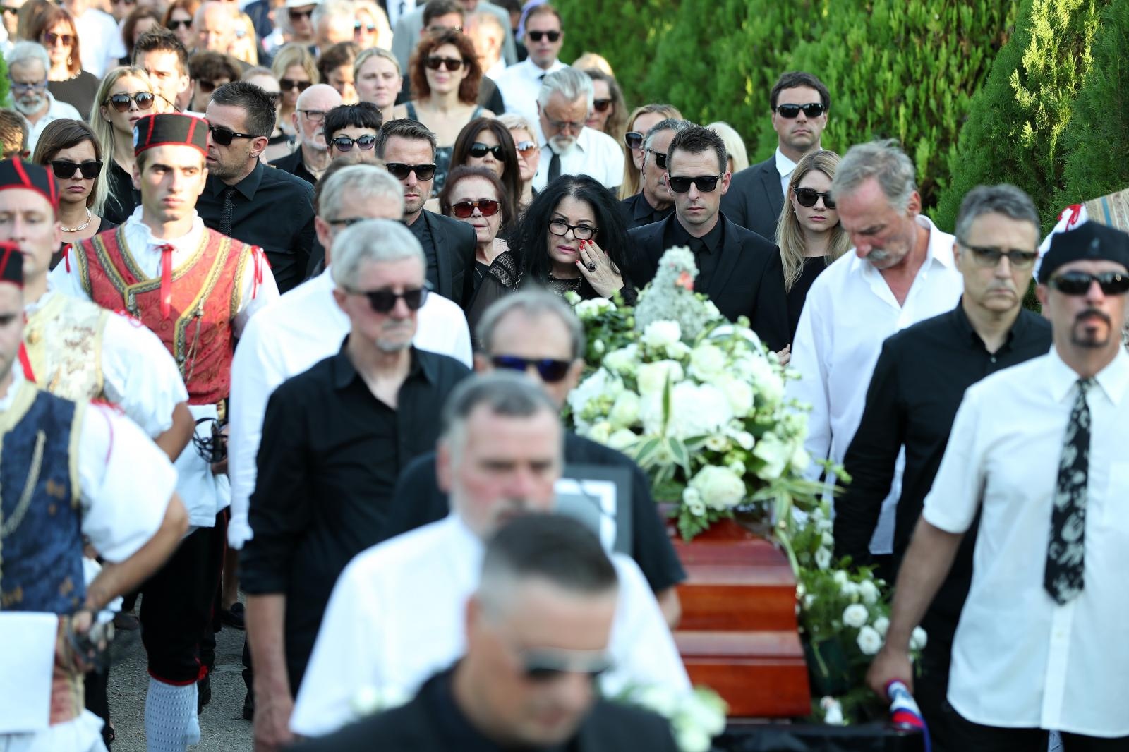 Posljednji ispraćaj Olivera Dragojevića na groblju Sveti Roko u Veloj Luci Posljednji ispraćaj Olivera Dragojevića na groblju Sveti Roko u Veloj Luci