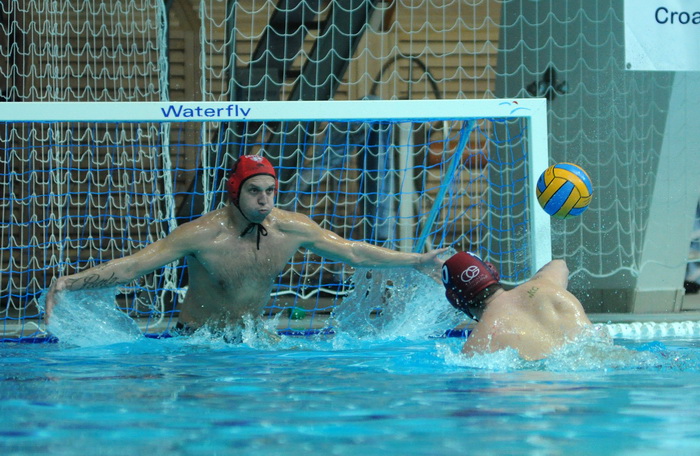 Zadar, 101211
Bazen na Visnjiku.
Utakmica polufinala kupa Hrvatske izmedju VK Primorje i VK Jug.
Na slici: detalj iz igre
Foto: Luka Gerlanc / CROPIX