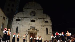 Nastup ansambla Lado ispred crkve sv. Marije ; foto Iva Perinčić Nastup ansambla Lado ispred crkve sv. Marije ; foto Iva Perinčić