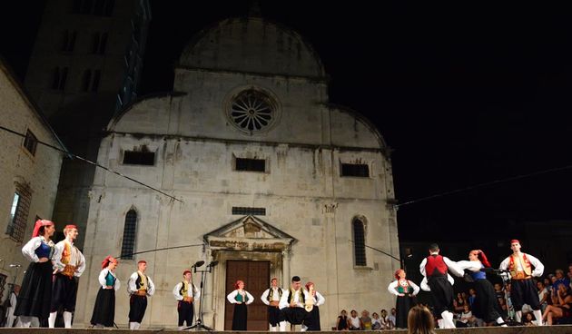 Nastup ansambla Lado ispred crkve sv. Marije ; foto Iva Perinčić