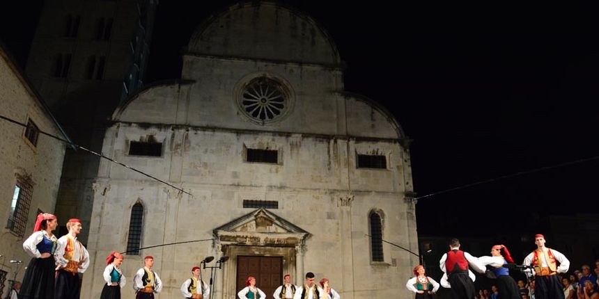 Nastup ansambla Lado ispred crkve sv. Marije ; foto Iva Perinčić