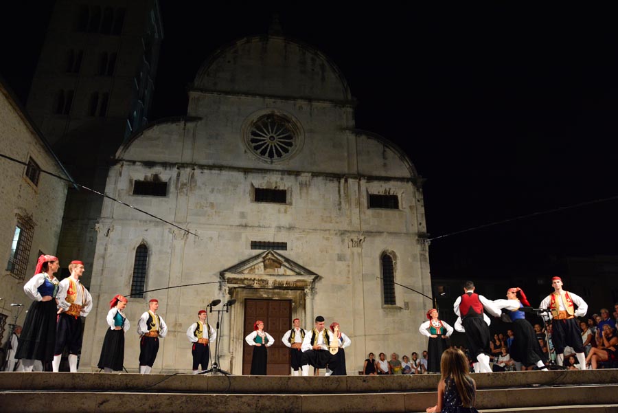 Nastup ansambla Lado ispred crkve sv. Marije ; foto Iva Perinčić Nastup ansambla Lado ispred crkve sv. Marije ; foto Iva Perinčić
