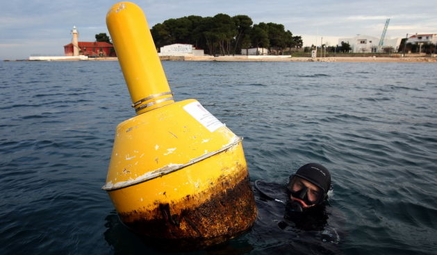 Saša Stipanić iz tvrke Zadarsub koji obavlja pripreme za vađenje plutače, Foto: Vladimi Ivanov /CROPIX