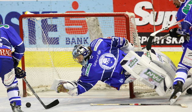 Zagreb, 241010. Dom sportova, Trg Kresimira Cosica. Susret 14. kola EBEL lige. Medvescak – Jesenice. Na fotografiji: Robert Kristan. Foto: Ronald Gorsic / CROPIX