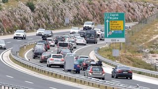 Zbog orkanske bure promet autocestom A1 odvija se otežano. Photo: Dino Stanin/PIXSELL