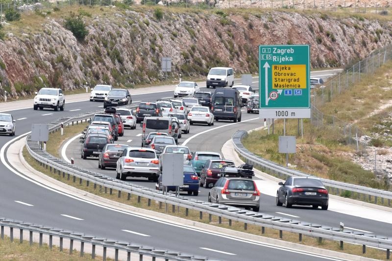 Zbog orkanske bure promet autocestom A1 odvija se otežano. Photo: Dino Stanin/PIXSELL