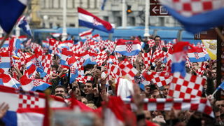 Zagreb, 161112.
Trg bana Jelacica.
Nakon oslobadjajuce presude i provedenih 7 i 5 godina u Haaskom pritvoru za hrvatske generale Antu Gotovinu i Mladena Markaca na zagrebackom glavnom trgu organiziran je velicanstven docek . Oko 16 sati skupilo se desetak