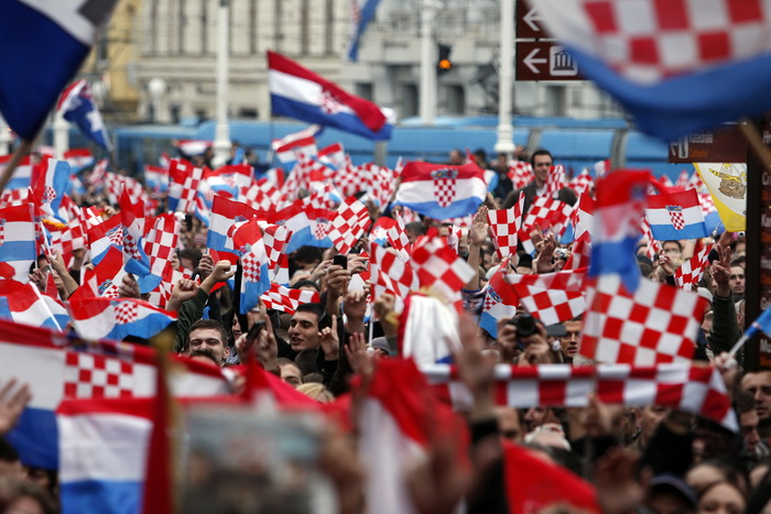 Zagreb, 161112.
Trg bana Jelacica.
Nakon oslobadjajuce presude i provedenih 7 i 5 godina u Haaskom pritvoru za hrvatske generale Antu Gotovinu i Mladena Markaca na zagrebackom glavnom trgu organiziran je velicanstven docek . Oko 16 sati skupilo se desetak