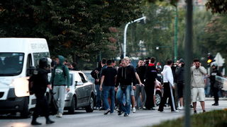 Sarajevo, 061011. 
Navijacki neredi oko i na stadionu Grbavica sat vremena prije prijateljske utakmice izmedju Zeljeznicara i Hajduka. 
Navijaci Hajduka (navodno iz BIH) usli su na juznu tribinu unistavajuci koreografiju domacih navijaca. 
Nakon masovne t