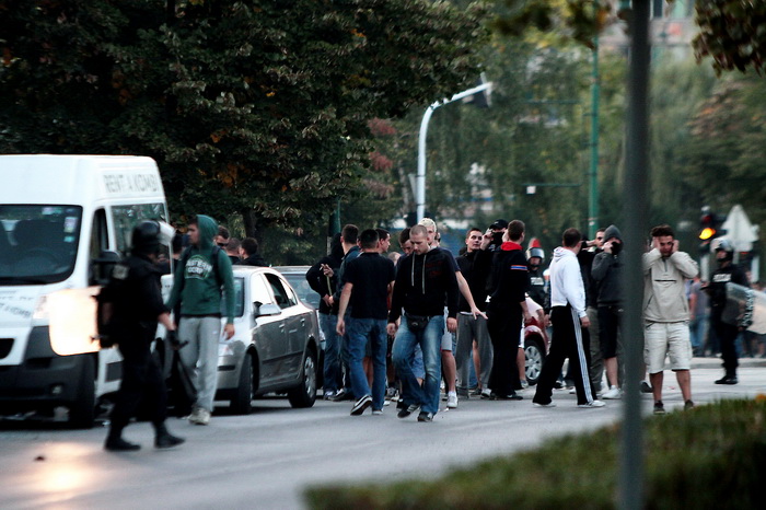 Sarajevo, 061011. 
Navijacki neredi oko i na stadionu Grbavica sat vremena prije prijateljske utakmice izmedju Zeljeznicara i Hajduka. 
Navijaci Hajduka (navodno iz BIH) usli su na juznu tribinu unistavajuci koreografiju domacih navijaca. 
Nakon masovne t