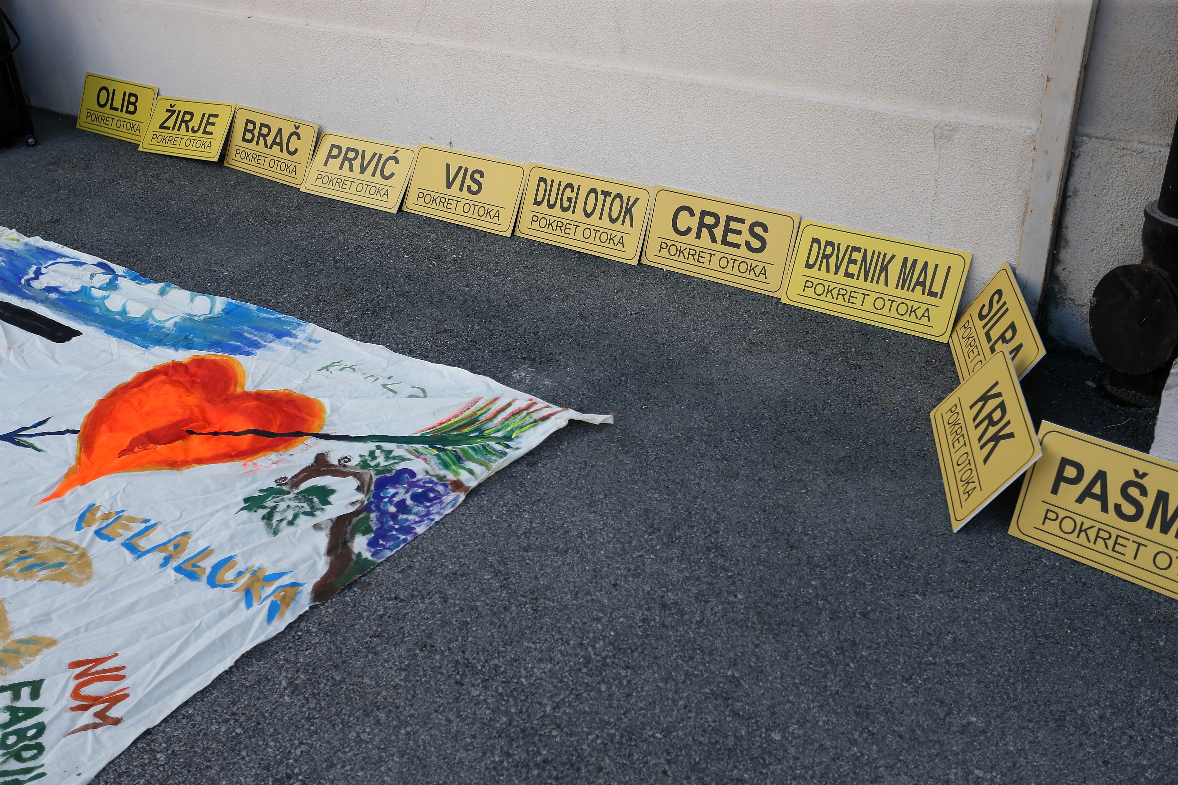 Otočani Markov trg pretvorili u plažu Otočani Markov trg pretvorili u plažu