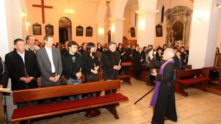 Koncertom bratovštine Presvetog oltarskog sakramenta župe Marijina Uznesenja iz Jelse na otoku Hvaru, obilježene su pjesme Velikog tjedna i procesija Za Križen, Foto: Dino Stanin/PIXSELL