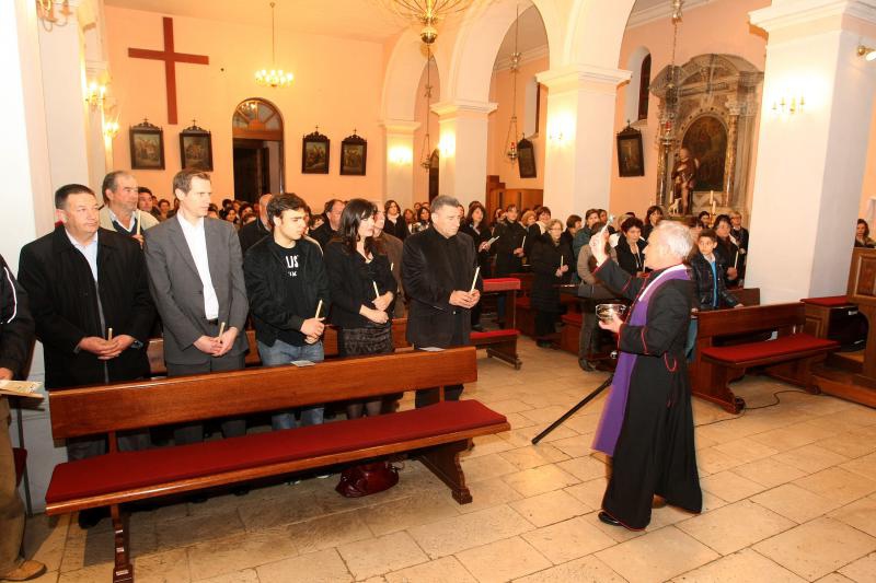 Koncertom bratovštine Presvetog oltarskog sakramenta župe Marijina Uznesenja iz Jelse na otoku Hvaru, obilježene su pjesme Velikog tjedna i procesija Za Križen, Foto: Dino Stanin/PIXSELL