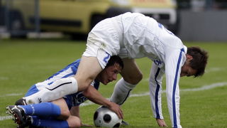 Varazdin, 080510.
Na gradskom stadionu u Varazdinu igra se 29. kolo prve HNL izmedju Varteksa i Zadra.
Na slici: Karlo Simek i Antonio Mrsic.
Foto: Zeljko Hajdinjak / CROPIX
