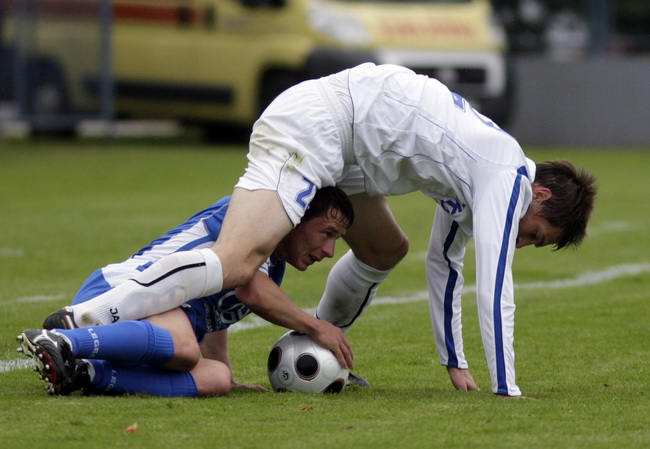 Varazdin, 080510.
Na gradskom stadionu u Varazdinu igra se 29. kolo prve HNL izmedju Varteksa i Zadra.
Na slici: Karlo Simek i Antonio Mrsic.
Foto: Zeljko Hajdinjak / CROPIX